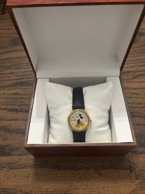 Seiko Lorus Women’s Vintage Mickey Mouse Watch V811-0150